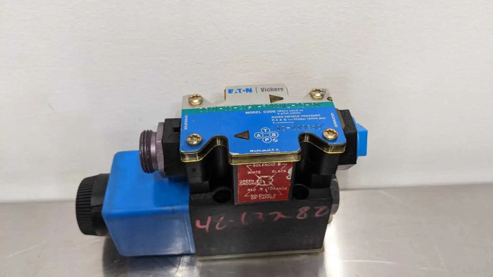 Vickers DG4V-3S-2A-M-FPA3WL-B5-60 Directional Control Valve 02-109652 Eaton 02-1