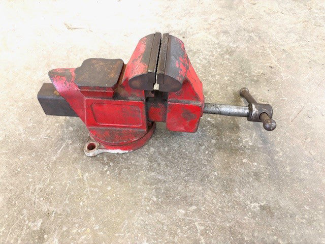 UTILITY HD BENCH VISE W/ 6-1/2" JAW WIDTH AND 360 DEGREE SWIVEL BASE