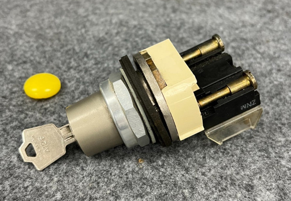 ALLEN BRADLEY 800T-H48 CYLINDER LOCK SELECTOR SWITCH 2 POSITION 30.5MM TYPE 4/13