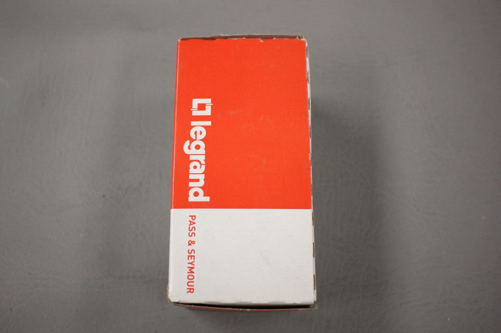 PASS AND SEYMOUR INDUSTRIAL LOCKING CONNECTOR L1620-C