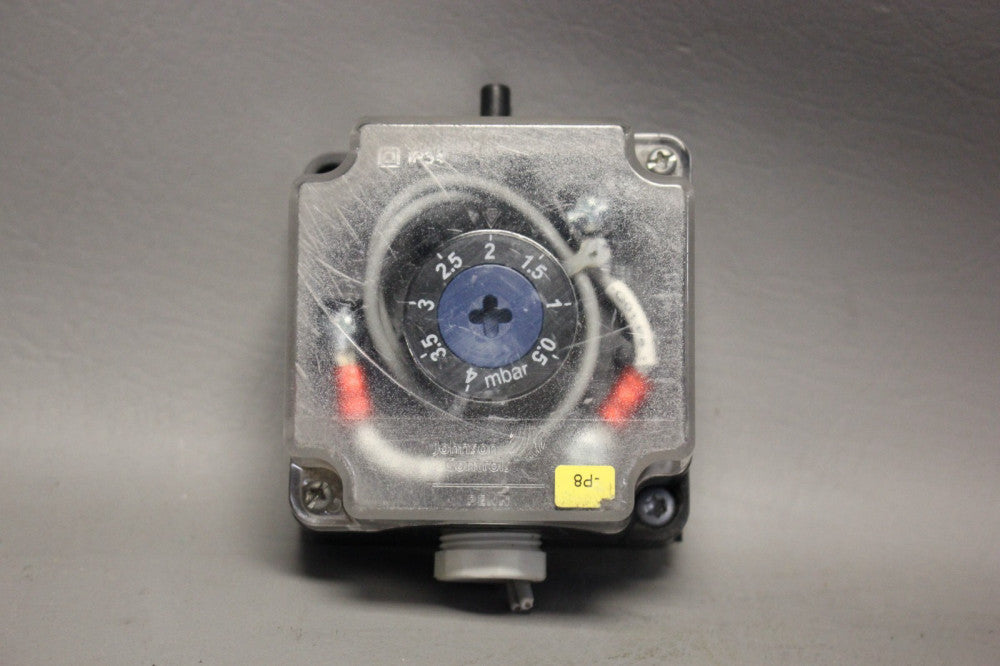 JOHNSON CONTROLS P233A-4-AA DIFFERENTIAL AIR PRESSURE SWITCH