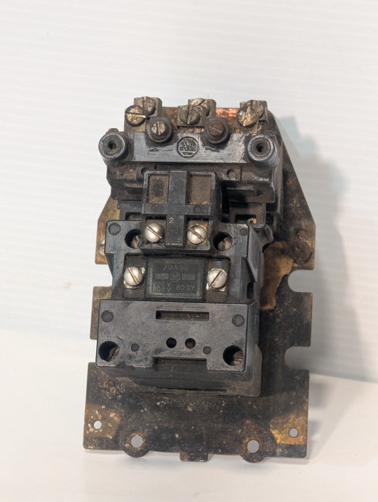 Allen-Bradley Motor Starter, 3 Pole with 70A06 208/220v 60Hz Coil