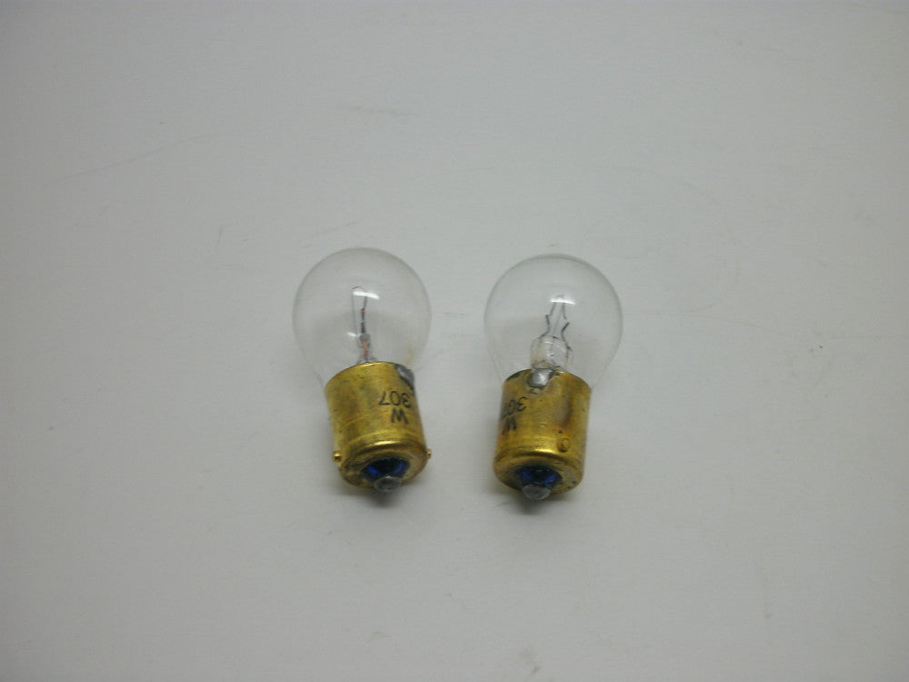 CHICAGO MINIATURE 307 BULB LAMP 28V S.C. BAYONET S-8 (LOT OF 2) NNB