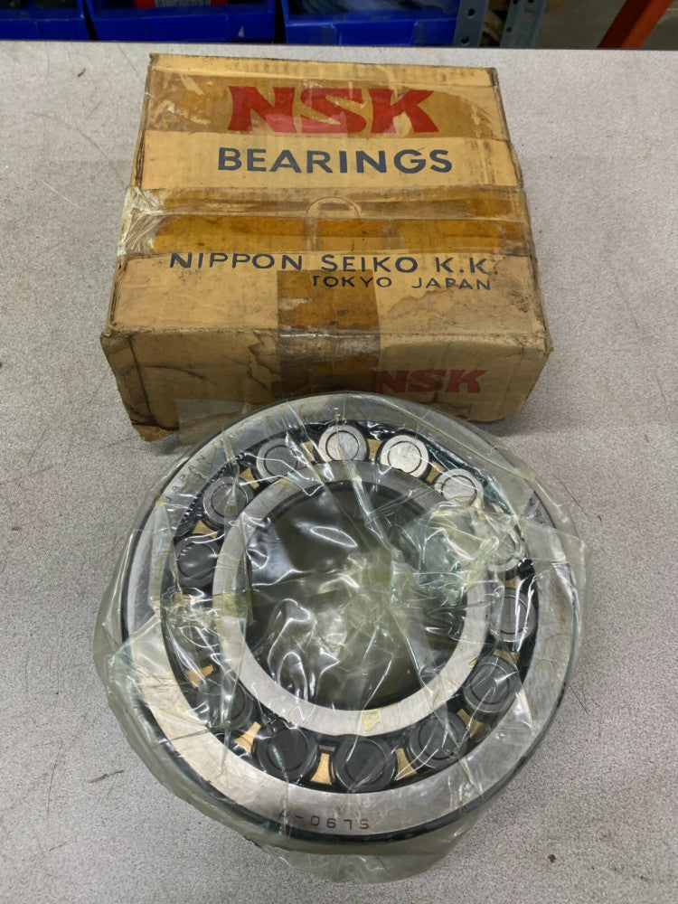 NEW IN BOX NSK ROLLER BEARING 22318VAG
