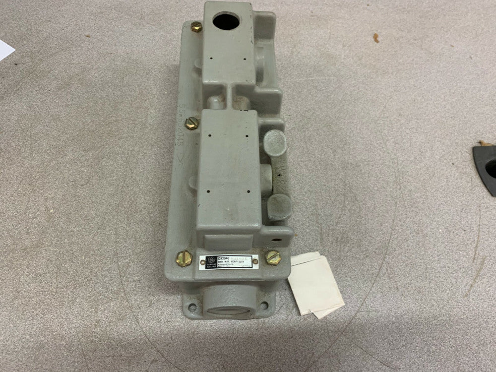 NEW NO BOX GENERAL ELECTRIC PUSH BUTTON ENCLOSURE SWITCH CR2940AJ203E