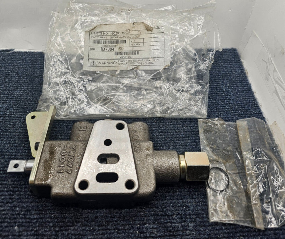 6C200-93031 : B-7304 Double Acting Valve Section