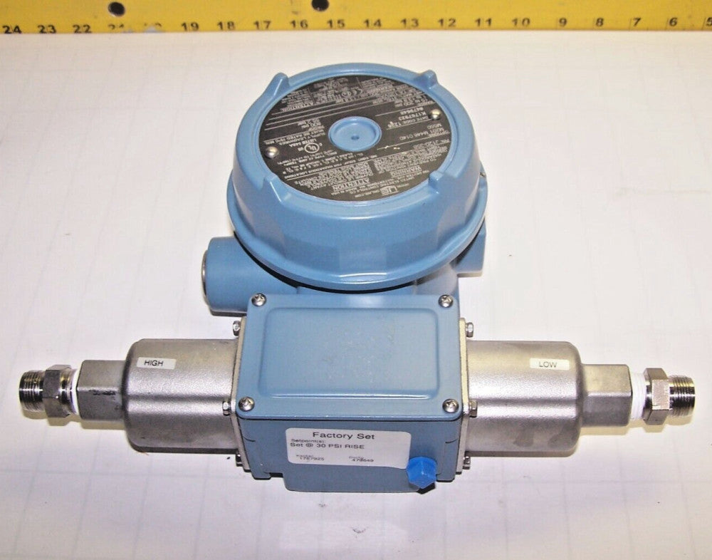 UNITED ELECTRIC PRESSURE SWITCH RANGE 15 - 200 PSI / 1 - 13.8 BAR J120-358
