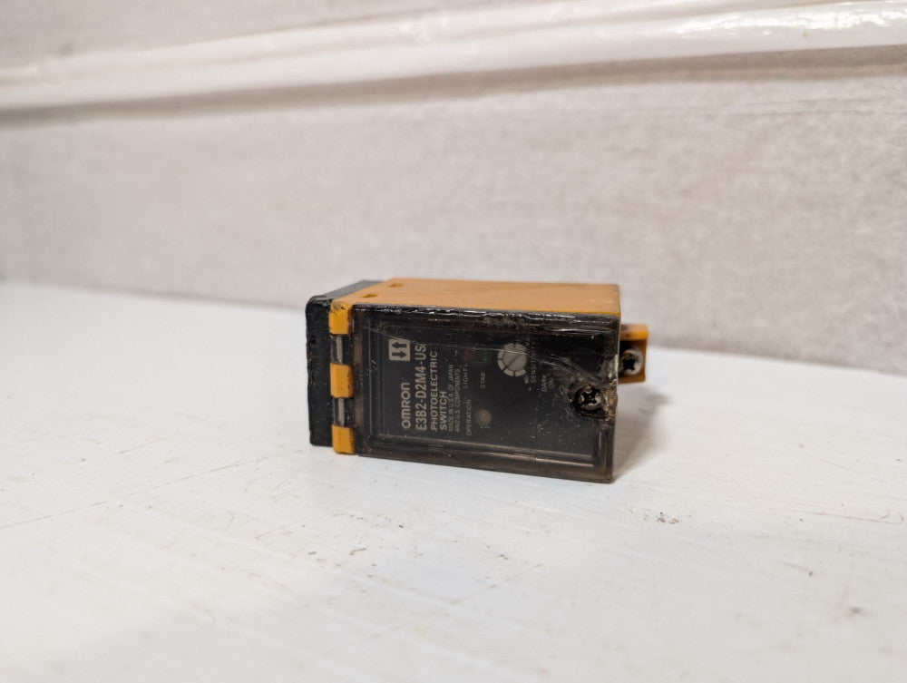 Omron E3B2-D2M4-US Photoelectric Switch Sensor