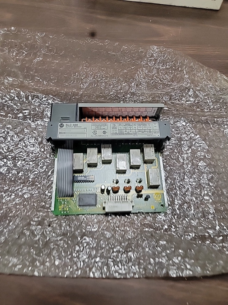 1746-OX8 Allen Bradley SLC 500 Output Module, SER A New
