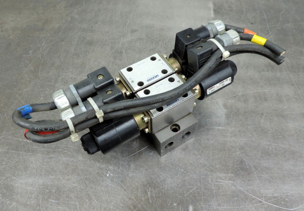 Vickers DG4VP-3-105C-VM-UH-10 Hydraulic Valve 24V Coils Nachi Base Block