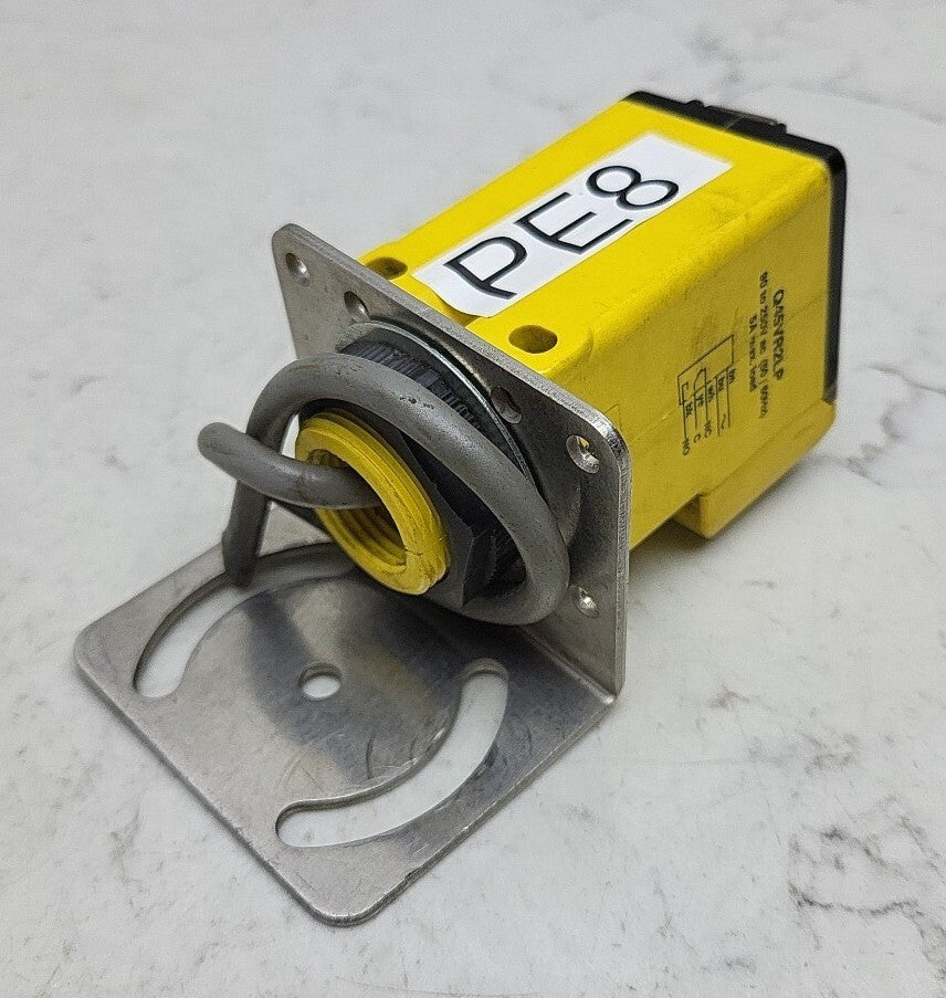 Banner Q45VR2LP Photoelectric Sensor 90-250V 5A 50/60HZ *USED