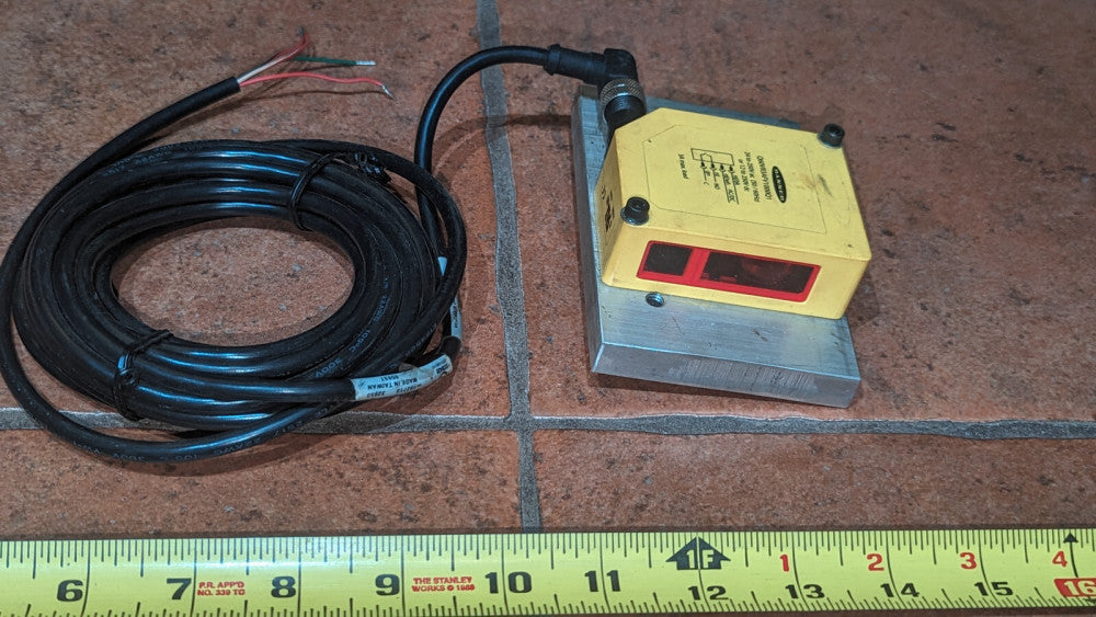 Banner Q60VR3AFV1000Q1 Adjustable Field Sensor w/ Cable and Mounting Base