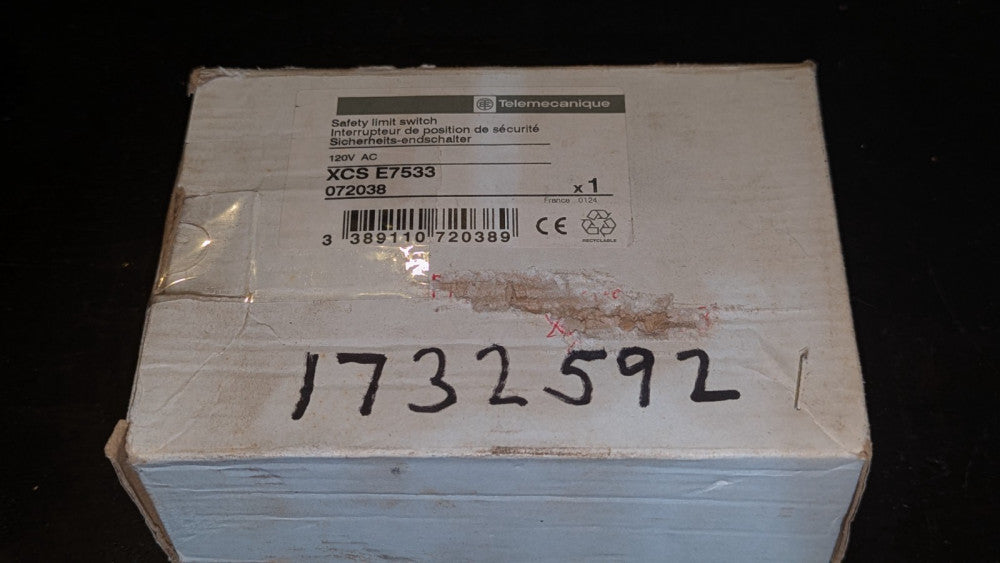 (1) Telemecanique Safety Limit Switch XCS E7533 / 072038 NIB