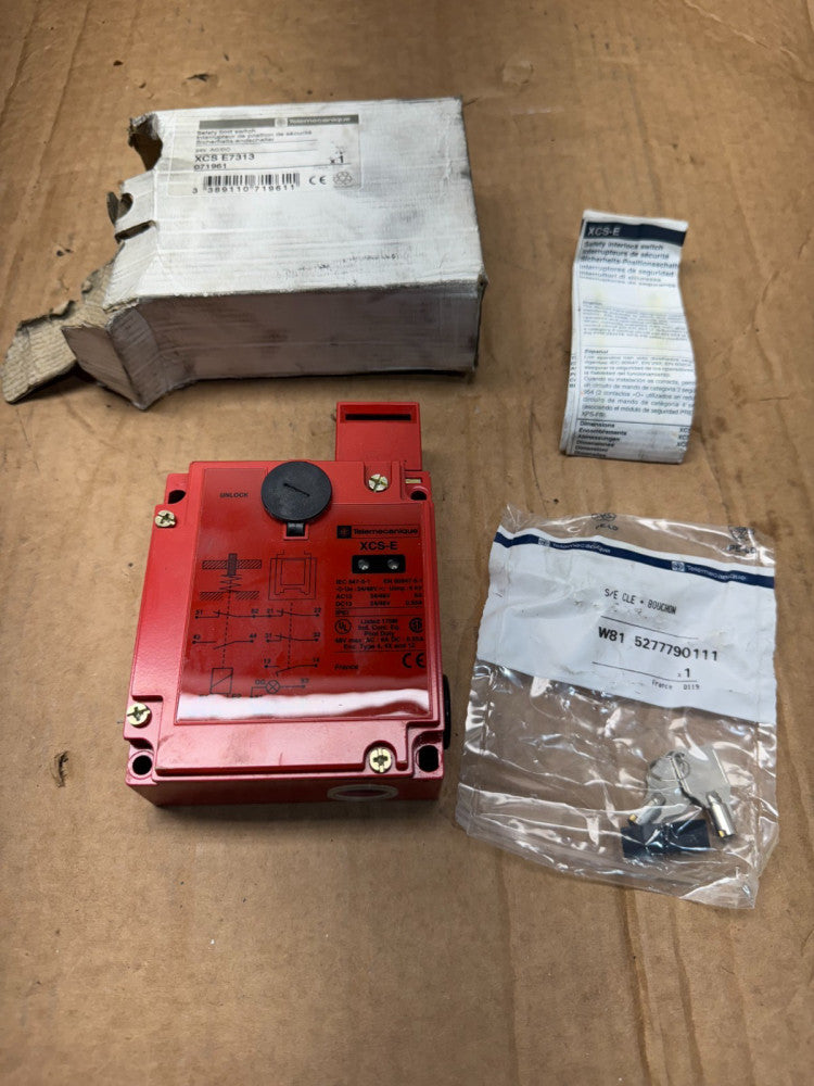 NEW IN BOX TELEMECANIQUE SAFETY LIMIT SWITCH XCS E7313