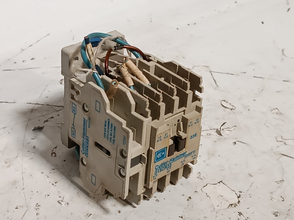 Cutler Hammer D15CR22 Control Relay Contactor Ser. B1, 110/120 VAC Coil