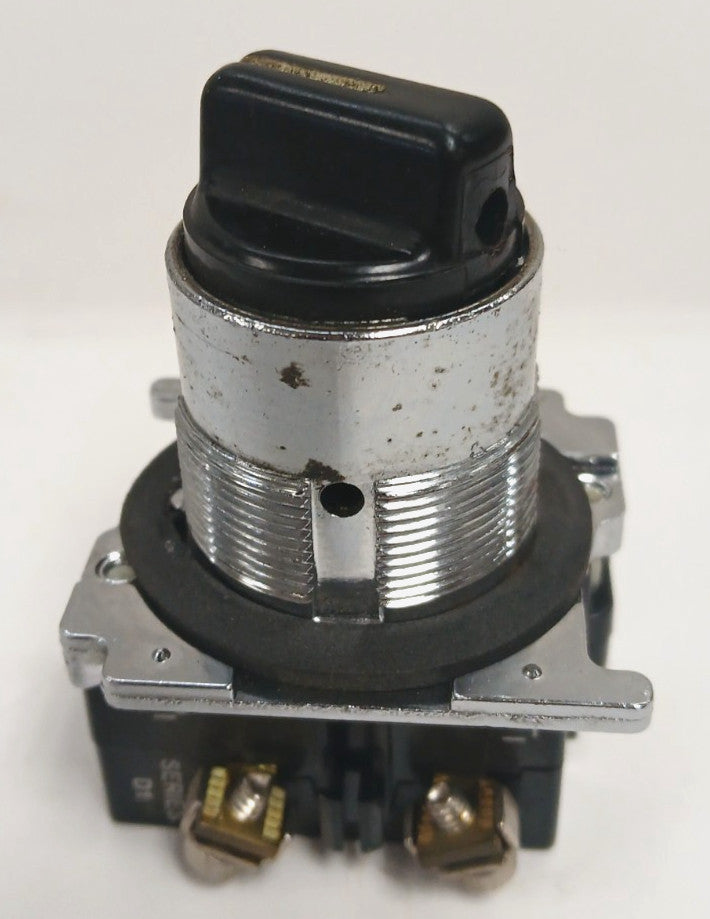CUTLER HAMMER SELECTOR SWITCH 10250T/91000T 600VAC 10A 2NO-1NC 2 POSITION