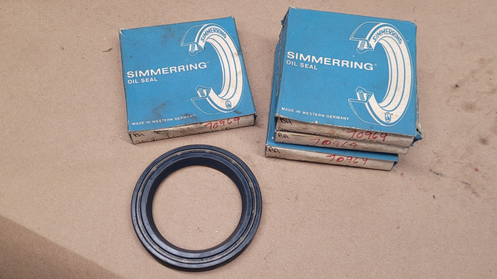 Lot of 4 Simmerring 70969 Oil Seals 65x90x10/9.5 mm