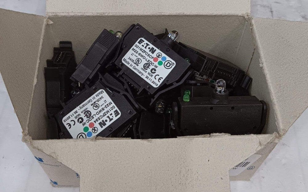 BOX OF 20) NEW EATON M22-SWD-LEDC-W WHITE LED BULB MODULE BASE MOUNT 115997