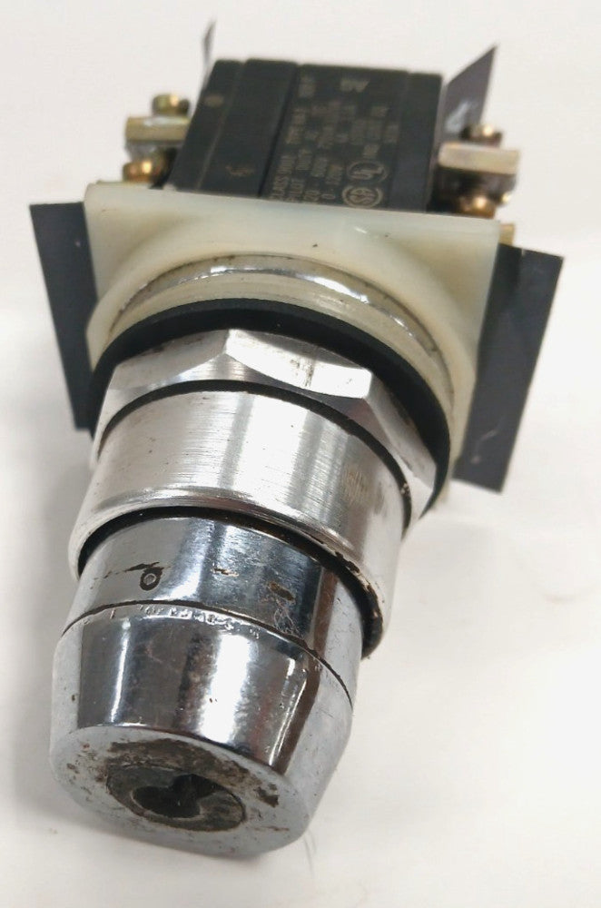 SQUARE D CLASS 9001 TYPE KA-1 KEY SELECTOR SWITCH PILOT DUTY 120-600V SER F