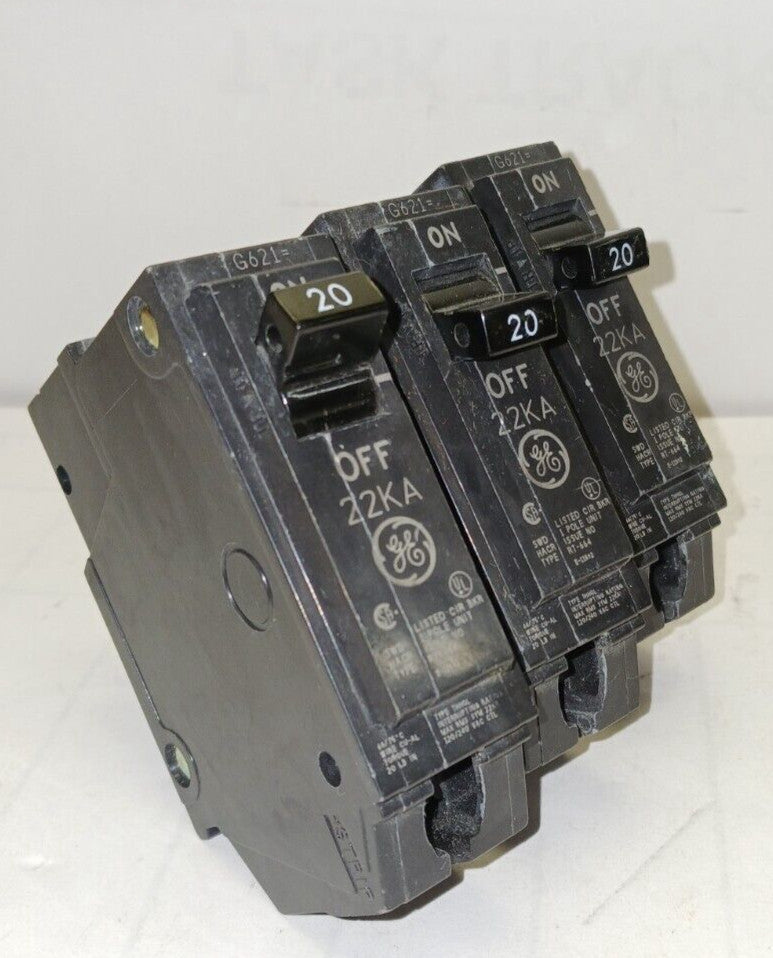 LOT OF 3) GE 20 AMP CIRCUIT BREAKER SINGLE POLE 120/240 VAC 22KA THHQL1120