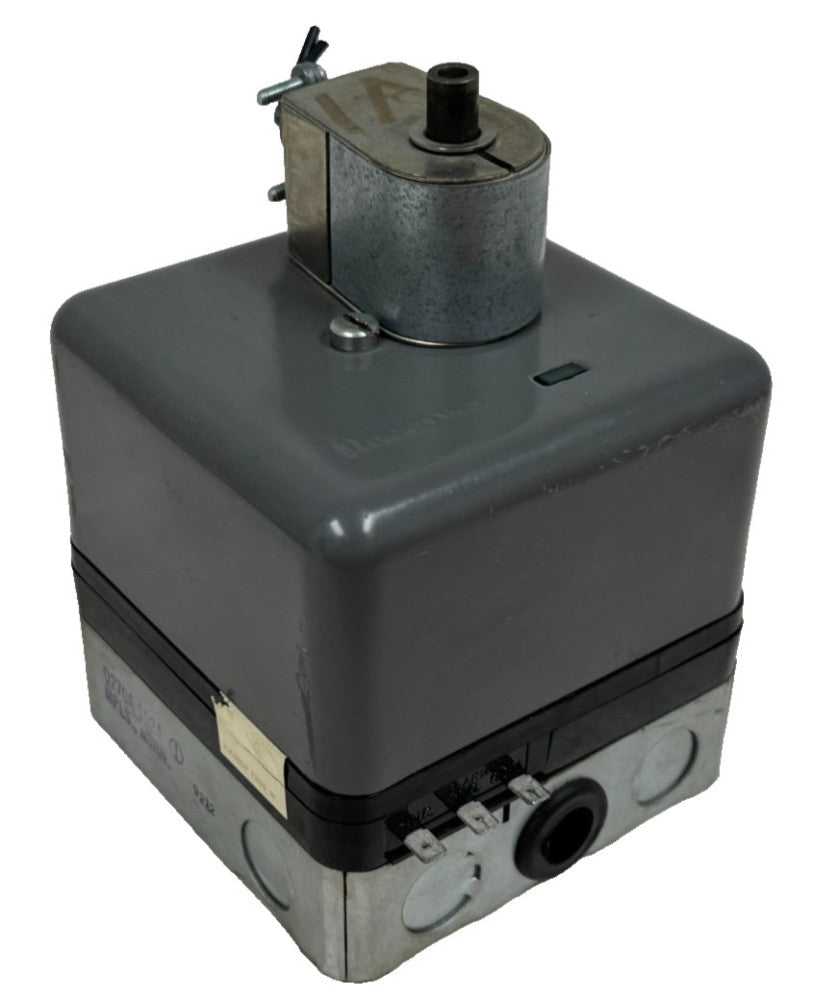 USED HONEYWELL RA890F-1288 PROTECTORELAY W/ Q270A-1024 BASE