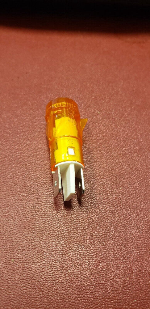 ARCOLECTRIC LE2870C5A PNL MNT 125/250V AMBER LED New ( B2-2A)