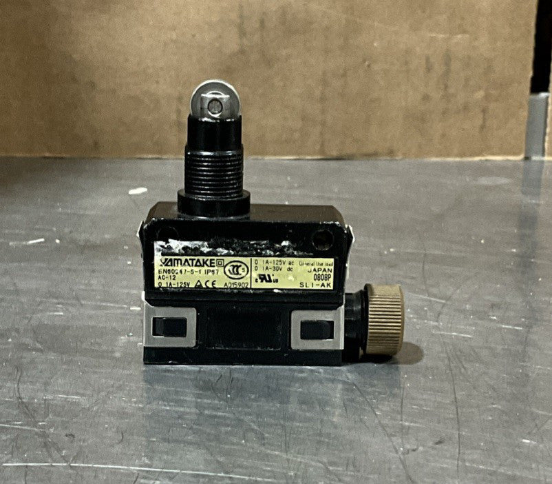 Yamatake SL1-D Roller Plunger Limit Switch 0336P New Made In Japan