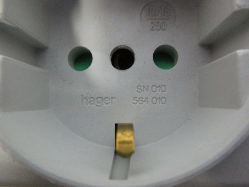 HAGER SN 010 564 010 POWER OUTLETNSNP