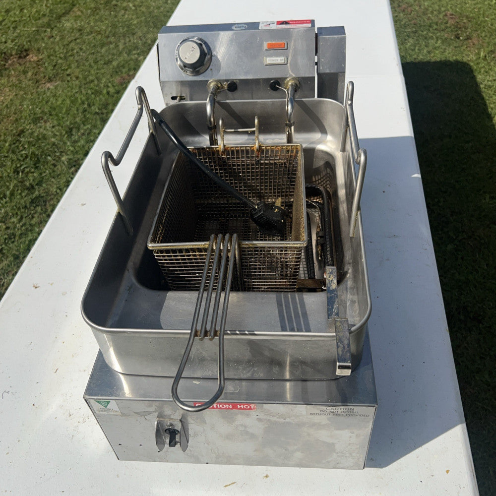 Wells 5E-F15CY 15 lb. Electric Countertop Fryer - 208-240V, 4319/5750W