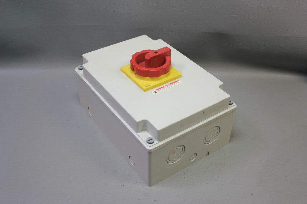 UNUSED SIEMENS MASTER/EMERGENCY STOP SWITCH IN ENCLOSURE 3LD2866-1GP53-0US1