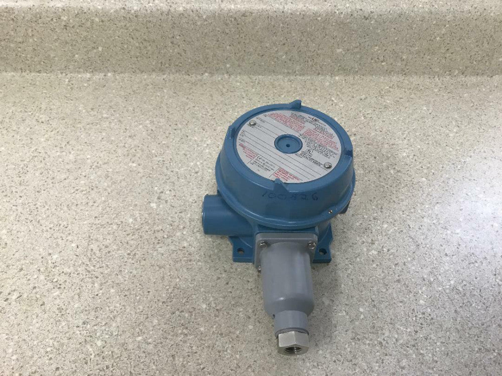 United Electric Pressure Switch J120-358 15-200PSI NEW
