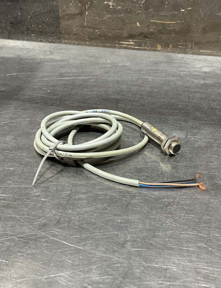 ONE NEW Siemens INDUCTIVE PROXIMITY SWITCH NEW 3RG7122-0AA00 069244
