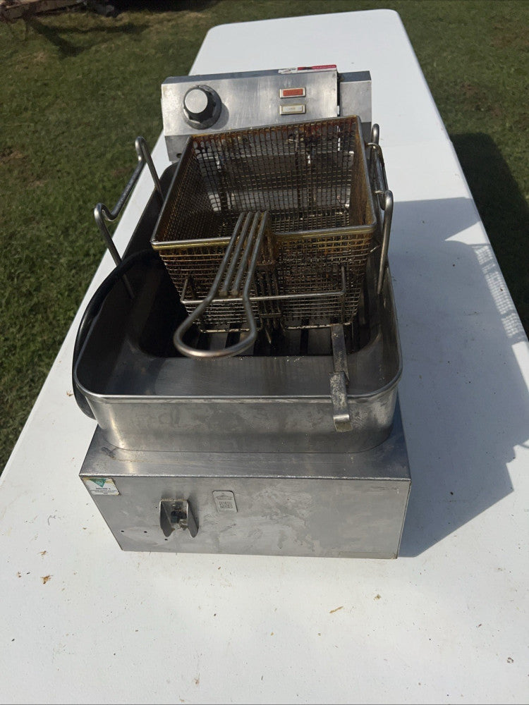 Wells 5E-F15CY 15 lb. Electric Countertop Fryer - 208-240V, 4319/5750W