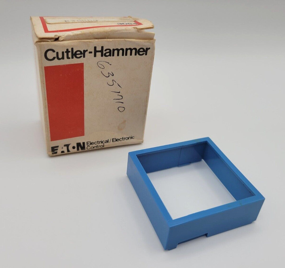 Cutler-Hammer E30KR9 Pushbutton Collar Snap-On Blue 1-3/16" x 1/8" Series E30