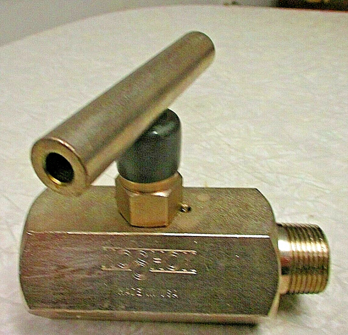 Needle Valve | NOSHOK 408-MFC | 1" M x F | Hard Seat | 10,000 psi | Carbon Steel