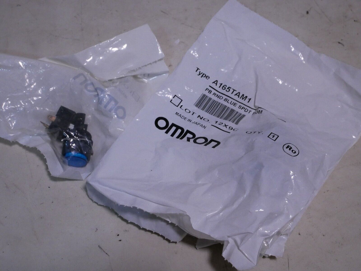 OMRON A165TAM1 Pushbutton Switch - SPDT, 5A, 125VAC, Blue