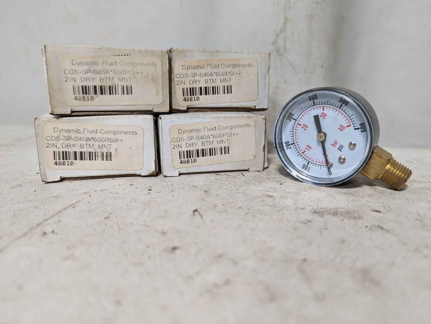 Lot of 4 Dynamic Fluid Components CDS-5P-040A*600PSI++ oil gauges, 40bar, 600PSI