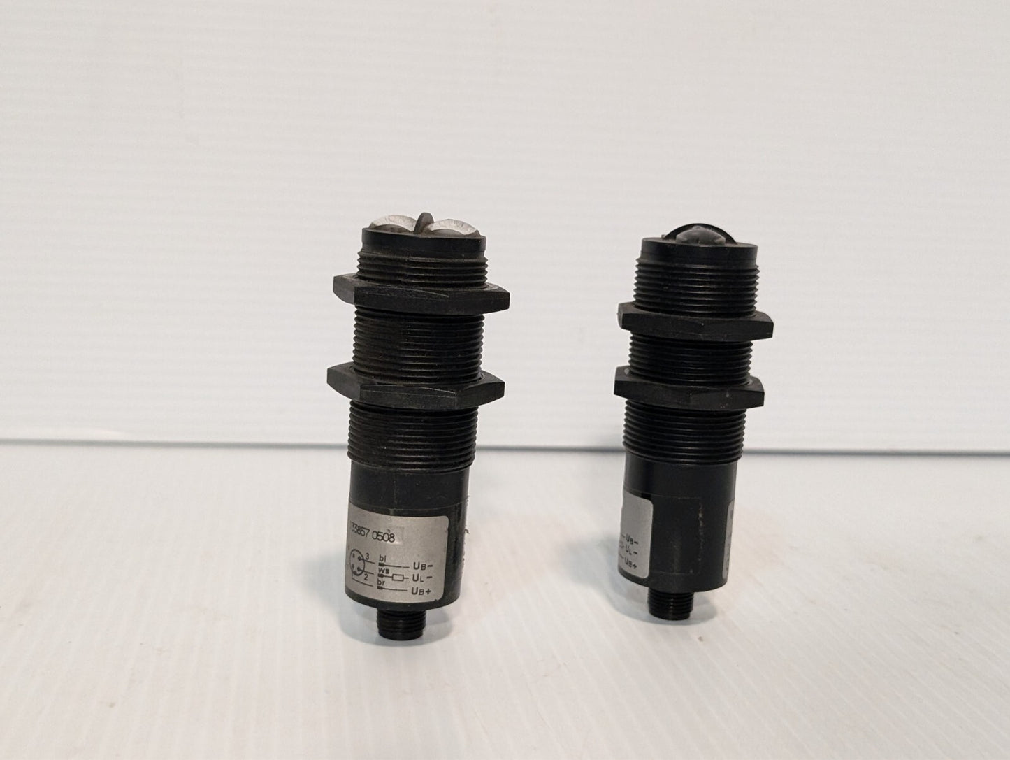 Pepperl + Fuchs GLV30-8-H-2371 photoelectric sensor, background suppression