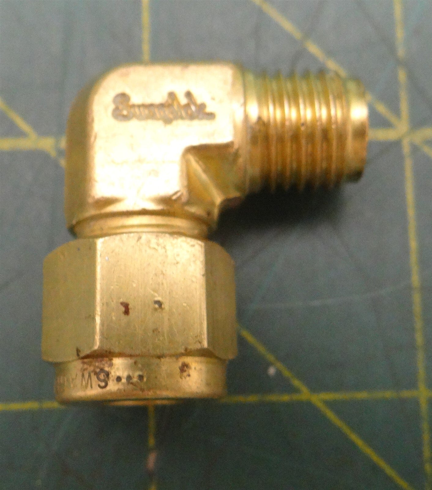 Swagelok B-400-9 Brass 1/4" Tube OD 90° Elbow Union Tube Fitting Missing 1 Nut