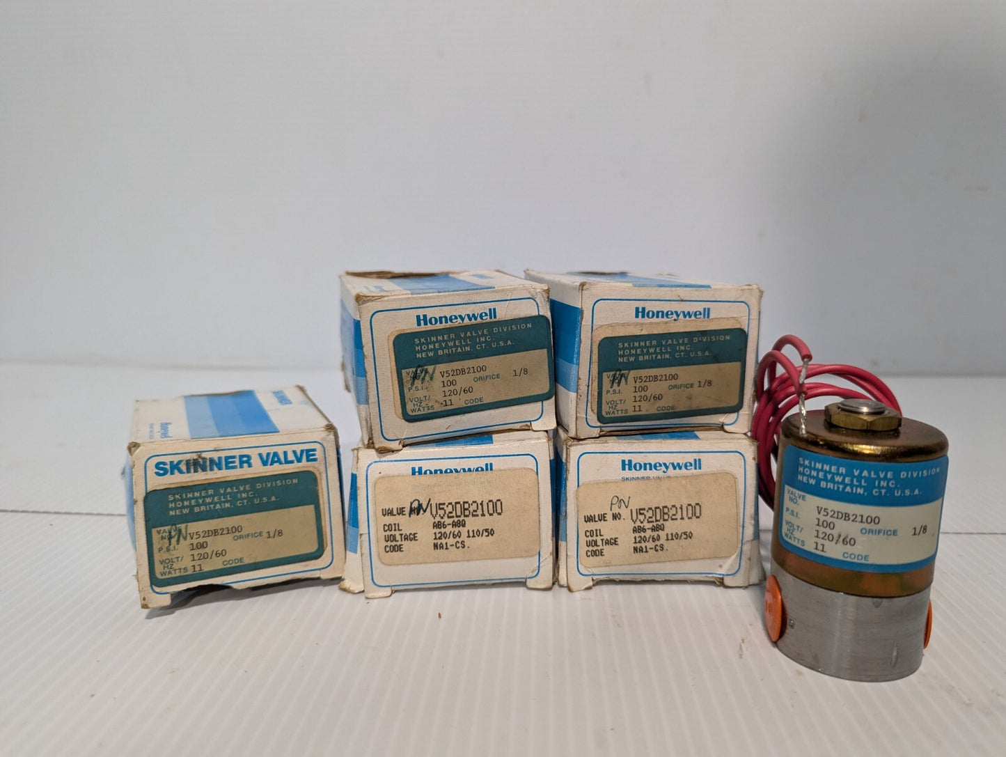 Honeywell V52DB2100 solenoid valve, 100PSI, 1/8", 120VAC, 11W
