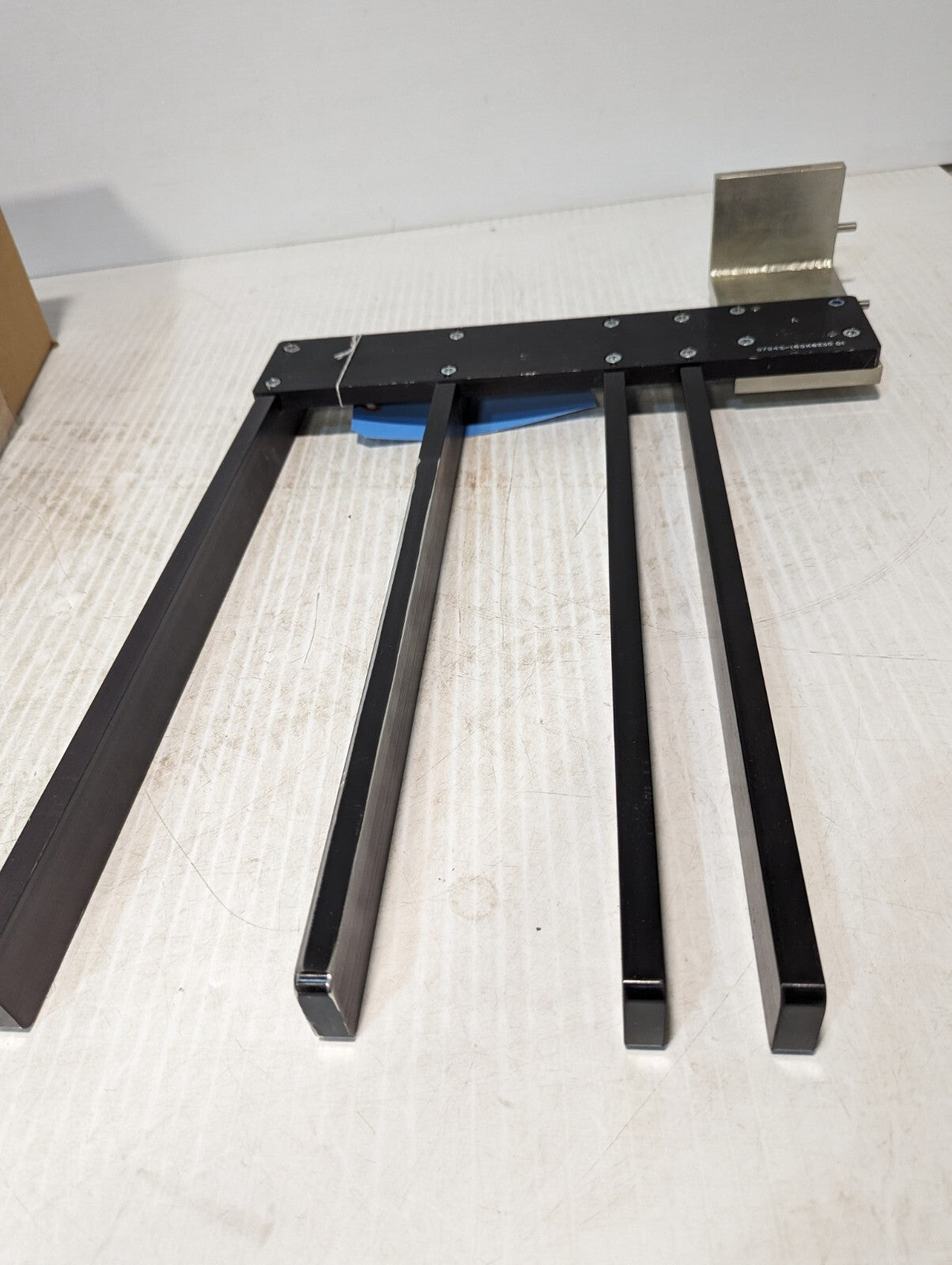 3915-12-000-7022 165K622G01 Fixed Gripper Arm (B)