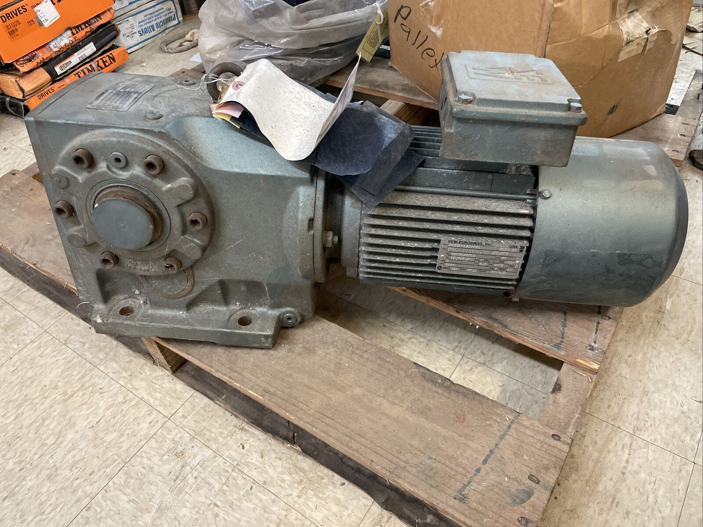 Sew Eurodrive KA76BDT100L4BH64Z 5HP Ratio:41.45 Gear Reducer NEW DFT100