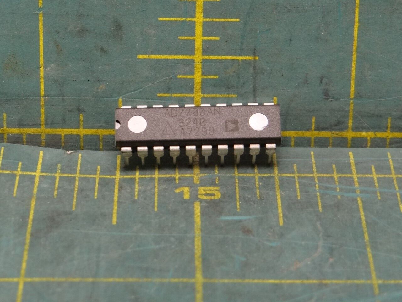 Analog Devices Inc. AD7703AN 20 Bit Analog to Digital Converter 1 Input 20-PDIP