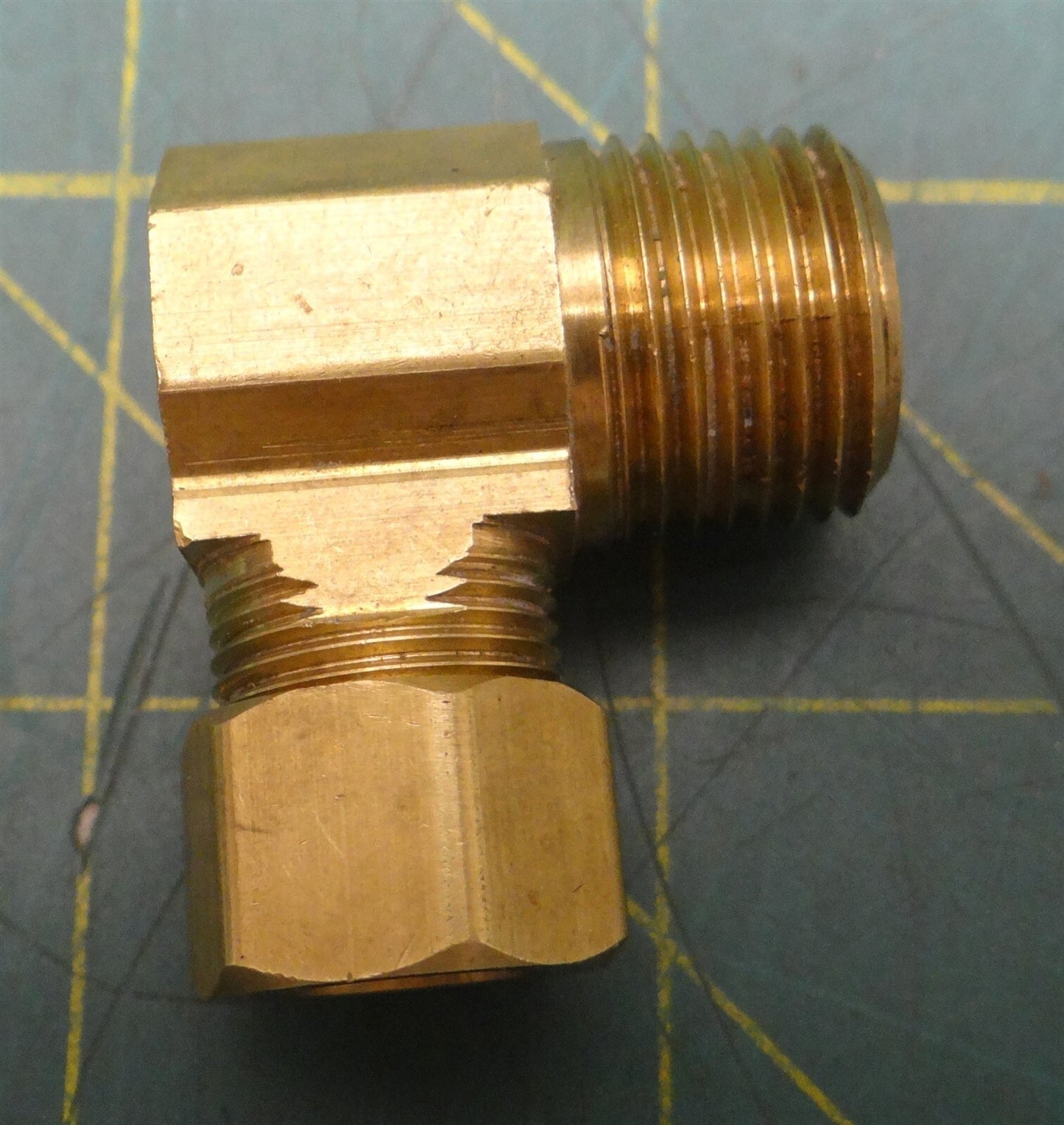 3/8" Tube OD Compression x 3/8" Male NPT 90° Elbow Brass Pipe Fitting Adapter