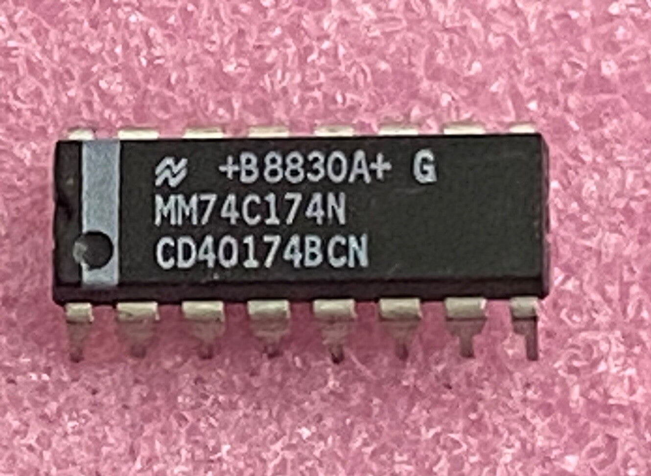 National MM74C174N/CD40174BCN D-type flip-flop w/set & reset Integrated Circuit