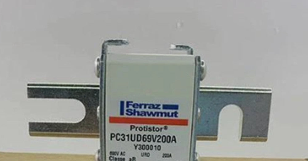 One Brand New FERRAZ SHAWMUT PC31UD69V200A Fuse Y300010 690VAC 200A