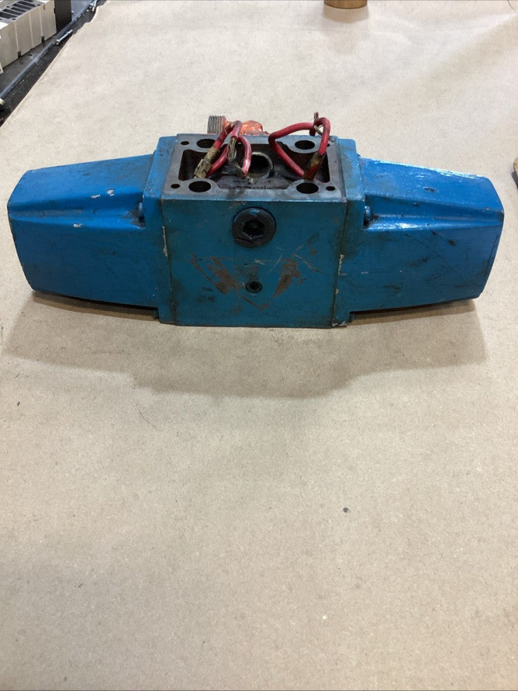 Sperry Vickers 2X P/N 400823 Solenoid and Valve Assembly *FREE SHIPPING*