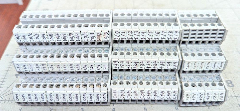 30 V7-WTS3 Terminal Blocks, 7 V7-EA35 Rail Locks, 6-V7-WTS3 End Caps [Z3B8]
