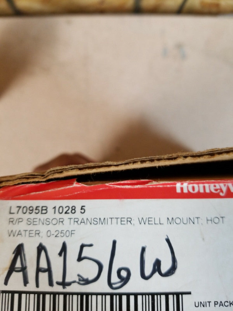 Honeywell L7095B 1028 5 R/P Sensor Transmitter Well Mount Hot Water 0-250F NEW