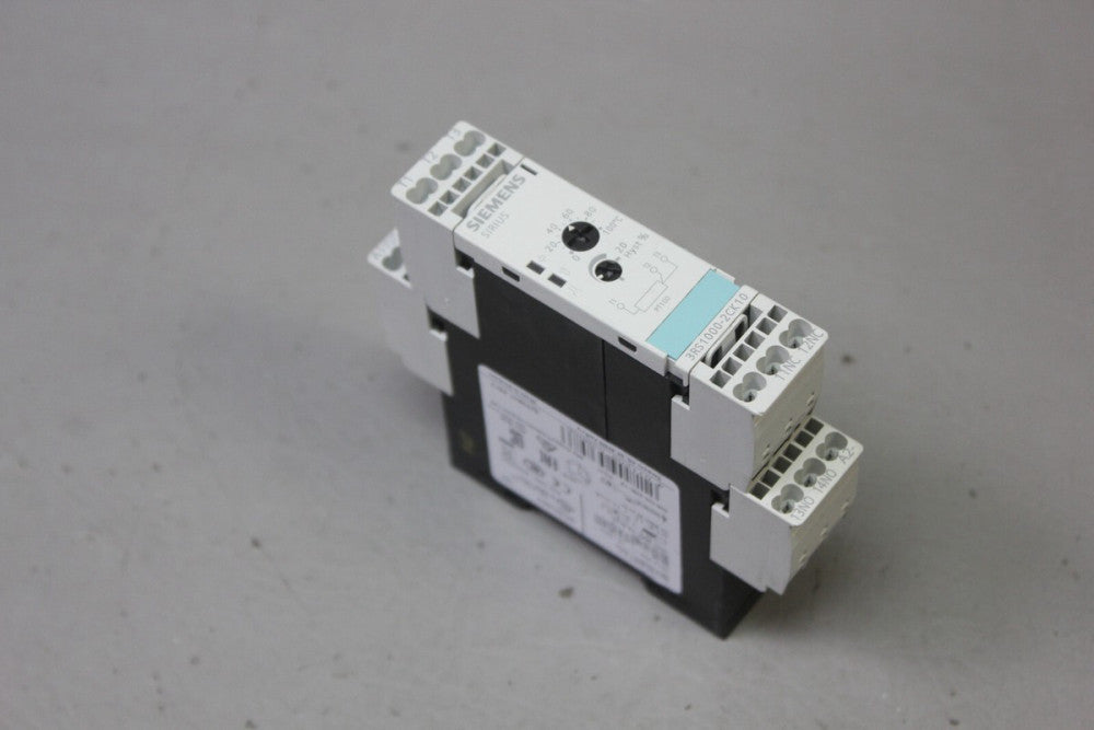 UNUSED SIEMENS TEMPERATURE MONITORING RELAY 3RS1000-2CK10